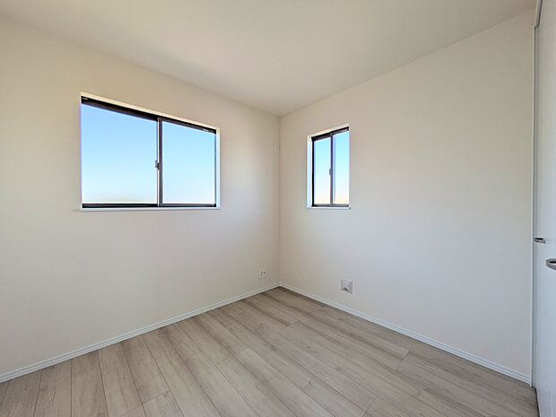 【Room-洋室-】  快適に過ごす条件は、一人ひとり違います。だからこそ飾り過ぎないシンプルな内装と偏り過ぎないデザインで統一しました。暮らしの中でオーナー様だけの【マイホーム】に創り上げ…