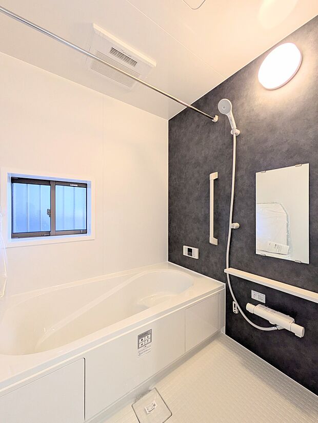 1坪サイズのゆったりした浴室。一日の疲れを癒してくれる空間です。使いやすさと上質な質感を両立して、単なる習慣から特別な時間に変わるはず。