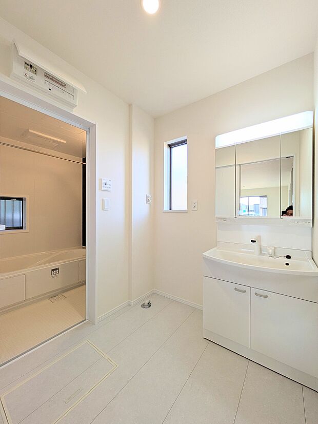 【洗面所】大きく見やすい三面鏡で清潔感ある洗面台は、身だしなみチェックや肌のお手入れに最適です。何かと物が増える場所だからこそ、スッキリと見映えの良い空間に拵えました。