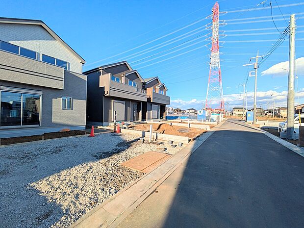 家の前は美しい通りになっていますが、クルマが比較的少なく。家のまわりで遊ぶお子さまも大丈夫です。