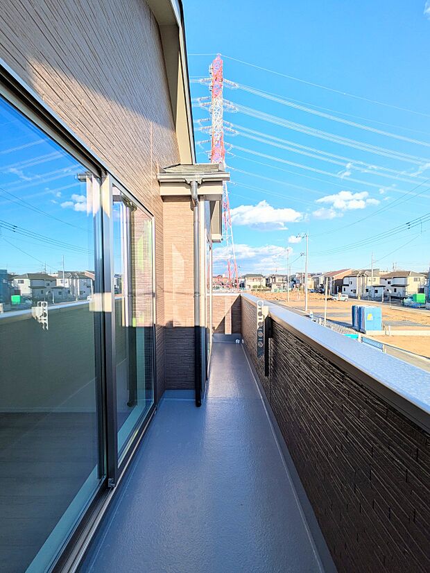 広々としたバルコニー。陽当り良好！ 陽光ふりそそぐ明るい室内。