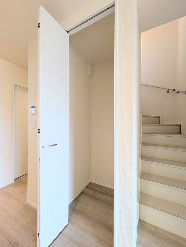 【パントリー（食料庫）】  常温保存できるパン、お米、調味料、缶詰など、日常的に使うものや未開封の食品の収納にぴったり。棚にものを並べて収納すれば、何が足りないのかひと目で確認できます。