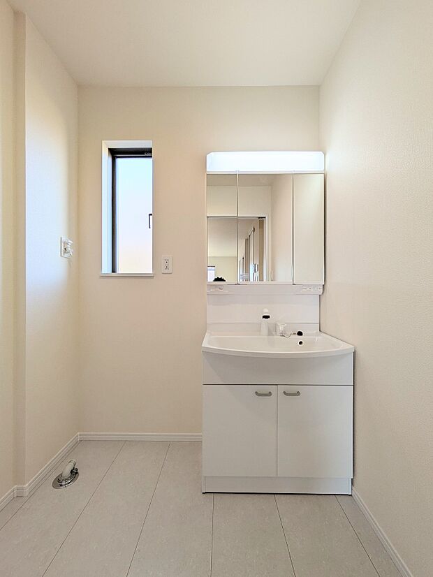 家の中でも特にプライベートスペースとなる洗面所は、洗濯場所と浴室を同じ空間でまとめております。