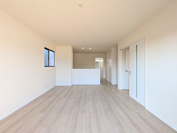 【ダイニングキッチン】ナチュラルな自然光の中での調理。お洒落な食器類を余裕で収納できるスペース。動きやすい女性目線のキッチン動線。これからはお料理をつくる時間が劇的に変わります。