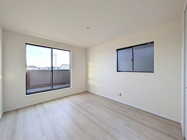 整然とした空間演出、快適な理想の暮らしの実現は家のみの拘りではなく、そこで暮らす方々にとって素敵な環境であることも挙げられると思います。四季折々の変化が奏でる鼓動を楽しんで下さい。