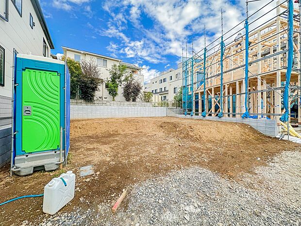 【現地土地写真】家族の温かさと陽光の暖かさ、楽しい毎日と明るい未来を予感させる「空間が織り成すひとつ先の住み心地」を演出します。