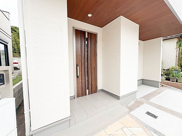 【玄関】家の顔となる玄関は、高いデザイン性が求められます。高級感と断熱性、防犯性に優れた玄関ドアを標準装備。ピッキング対策のセキュリティサムターン等、防犯に考慮しました。