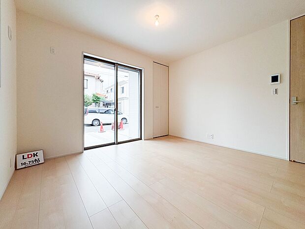 【リビング】 整然とした空間演出、快適な理想の暮らしの実現は家のみの拘りではなく、そこで暮らす方々にとって素敵な環境であることも挙げられると思います。四季折々の変化が奏でる鼓動を楽しんで下…