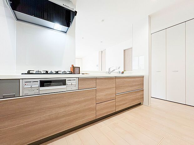 【キッチン】ナチュラルな自然光の中での調理。会話が弾む対面型キッチン。お洒落な食器類を余裕で収納できるスペース。動きやすい女性目線のキッチン動線。これからはお料理をつくる時間が劇的に変わりま…