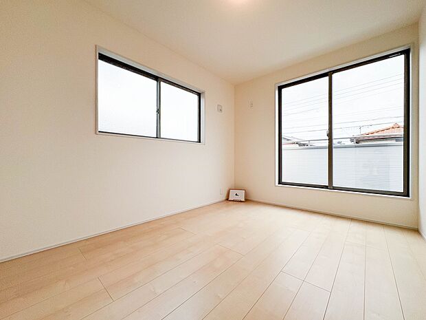 【寝室】シンプルな内装はおしゃれのポイントです。シンプルは華美より飽きがこないからです。色や模様でおしゃれ感をだす。それがシンプルイズビューティーです。