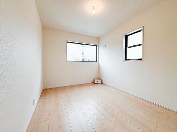 【今どきのこども部屋】  昨今のトレンドになりつつあるのが、広過ぎず、快適すぎない子ども部屋。勉強と寝るだけの部屋にすることで閉じこもりがなくなり、リビングで過ごす時間が増えると言われていま…