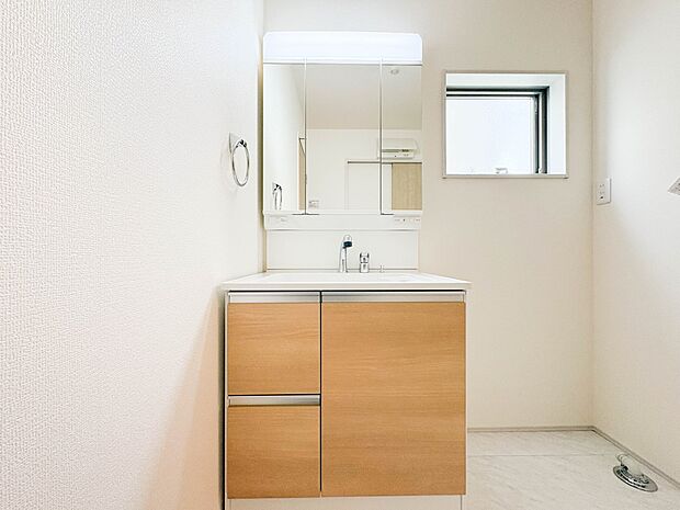 【洗面台】 十分な大きさの洗面台は、身だしなみチェックや歯磨きなど、朝の慌ただしい時間でもホテルライクなスペースで余裕とゆとりを感じて頂けます。