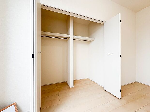 壁面クローゼットのメリットは、衣類が横一列に並ぶためひと目で洋服が選びやすいこと。衣類をたくさんお持ちの方も、限られたスペース内に無理なく収納することができます。