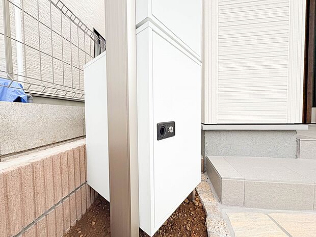 【宅配ボックス】好きな時間にいつでも荷物を受取れるため、到着時間を気にして自宅で待機したり、再配達の連絡をする手間がかかりません。共働きなど不在が多い方、ネット通販の利用が多い方に大変便利。…