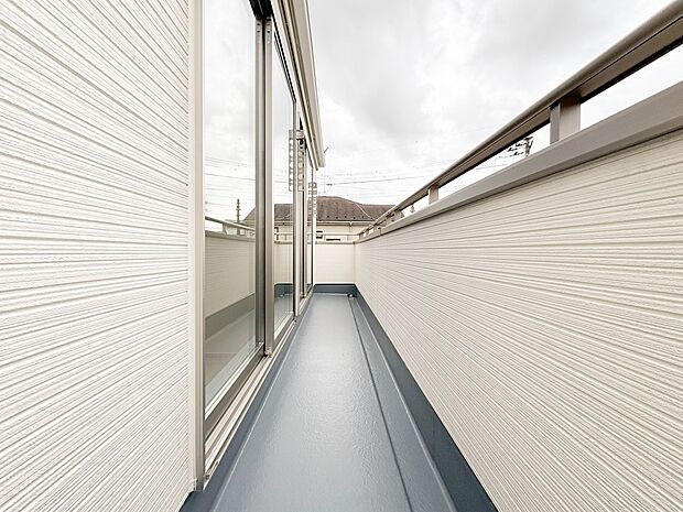 【バルコニー】 朝の澄んだ空気や、夕方に吹く清々しい風を五感で感じられるバルコニー。屋外にあって、住まいの中でも本当の自然を感じられるスペースです。