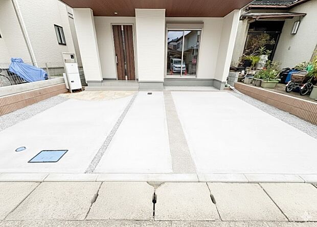 【　駐車場　】  戸建ての購入を検討することになったきっかけに「駐車場を持てること」を挙げる方が多くいらっしゃいます。駐車場代金を支払続ける必要がないことは、駐車場付き戸建を持つ最大のメリッ…