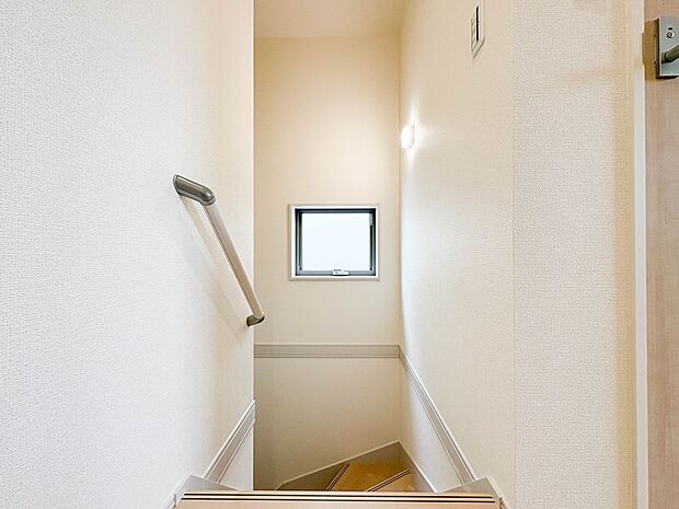 【手すり付階段】手すりがないと階段の昇り降りで危険なことはもちろん、壁に手をつきながら歩くことで壁紙が汚れやすくなります。すべての方に快適に昇り降りしていただくため、手すりを設置しました。