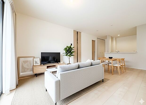 【リビングダイニング】シンプルなデザインの家は風情がある。住む人のこだわりを感じる。外観も内装もいたってシンプル。居心地がよく、家事や趣味、子育てなどにも集中できる。家も人間も熟成するほどシ…