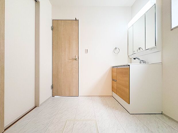 【脱衣所】脱衣所、洗面所は小さなプライベートスペース。歯磨き、洗顔と毎日施す個人空間。