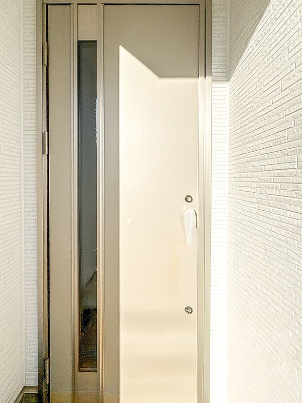 【玄関】家の顔となる玄関は、高いデザイン性が求められます。高級感と断熱性、防犯性に優れた玄関ドアを標準装備。ピッキング対策のセキュリティサムターン等、防犯に考慮しました。