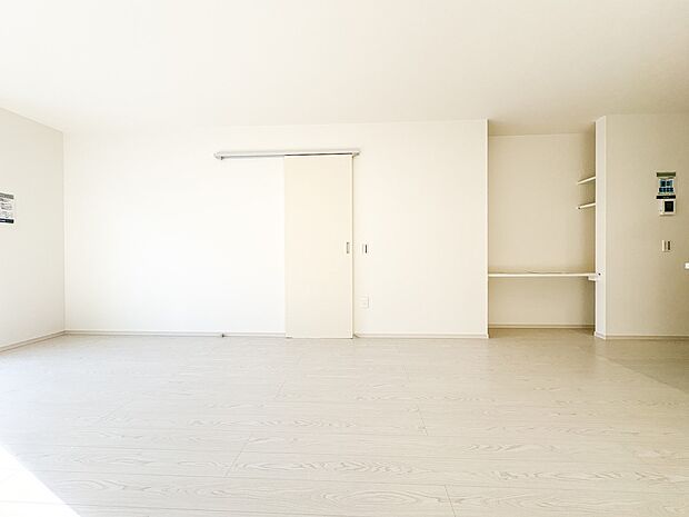 【LDK19.5】リビングルームの窓を開けると心地よい南風が入ってくる。キッズルームの窓を開けるとやさしい微風が入ってくる。家の中に風の道がある。風を生活の中で体験できる家。