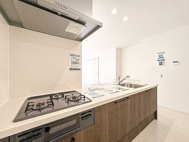 【LDK19.5】ナチュラルな自然光の中での調理。お洒落な食器類を余裕で収納できるスペース。動きやすい女性目線のキッチン動線。これからはお料理をつくる時間が劇的に変わります。