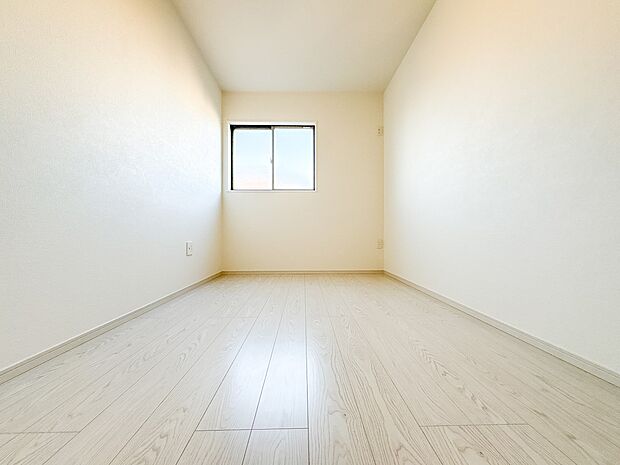 【子供部屋5帖】お子様のお部屋にぴったりなクロークを備えたフローリング仕様の洋室です。