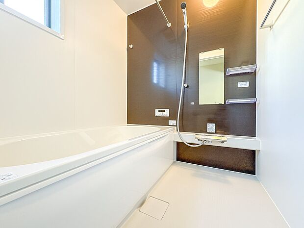 【浴室】 きっとあなたのバスタイムも単なる習慣から特別な時間に変わるはず。一日の汚れとともに疲れを洗い流し、眠りに就く前の大事なリラックスタイムを演出