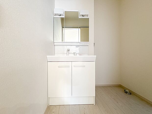 【洗面台】洗面所は小さなプライベートスペース。歯磨き、洗顔と毎日施す個人空間。小窓も設置して、熱気などを開放して、爽やかなスペースになるように設計されています。