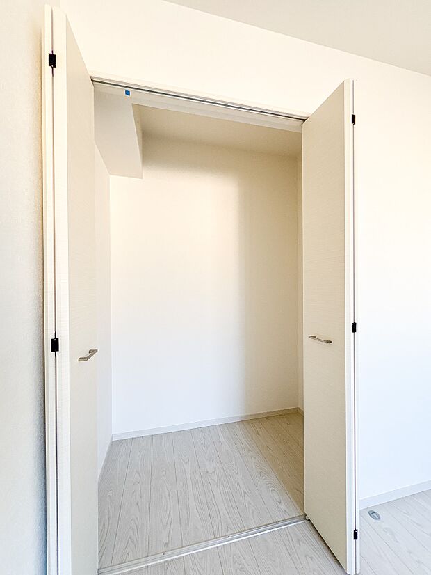 【収納】各所に配置された収納スペースは、洋服や小物はもちろんのこと、掃除機や日用予備品・お子様のおもちゃなど様々な物を収納して頂ける便利なスペースです。