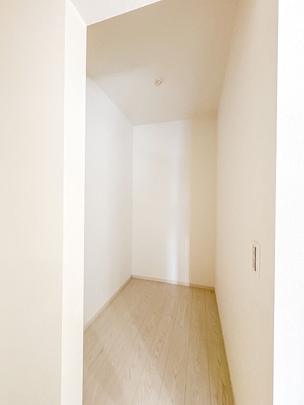 【WIC】WICのメリットの1つ目は、1箇所にまとめて収納が出来ること。2つ目は、衣替えが必要ないこと。3つ目は、扉が少なくなり室内がスッキリ見えること。