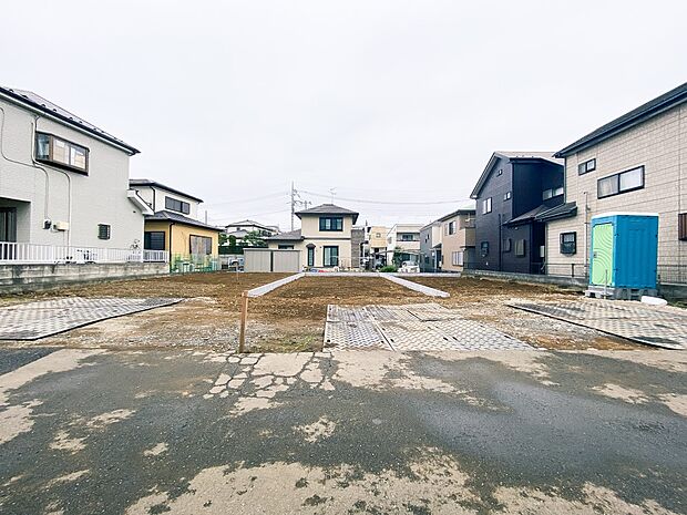 【前面道路】家の前をまっすぐの通りが走っている。クルマは少なく、人々は毎朝、ウォーキング、ジョギング、犬の散歩など、フリーな朝時間を過ごしている。