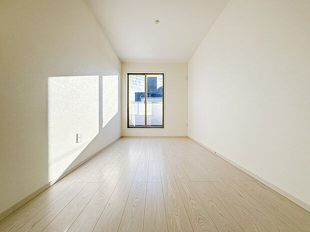 【洋室5.8帖】部屋の快適性を追求していくと、内装はシンプルになります。そしてポイント、ポイントにアクセントをつけて、リズムをつくる。シンプルな内装とは、リズミカルな内装と気づきます。