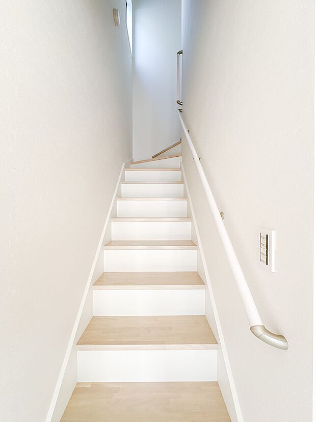 【手すり付階段】手すりがないと階段の昇り降りで危険なことはもちろん、壁に手をつきながら歩くことで壁紙が汚れやすくなります。すべての方に快適に昇り降りしていただくため、手すりを設置しました。