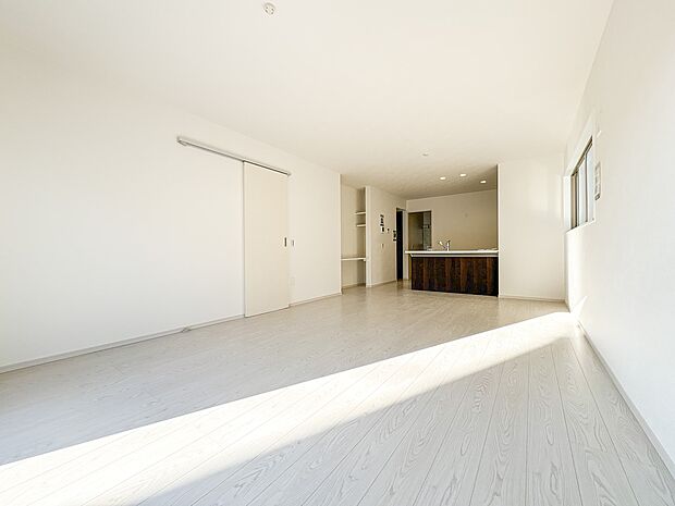 【LDK19.5】リビングにいるお子様と会話をしながら家事ができるカウンターキッチン。いま手があいているか、忙しそうなのか相手の様子を伺いながらコミュニケーションをとる訓練にもなります。