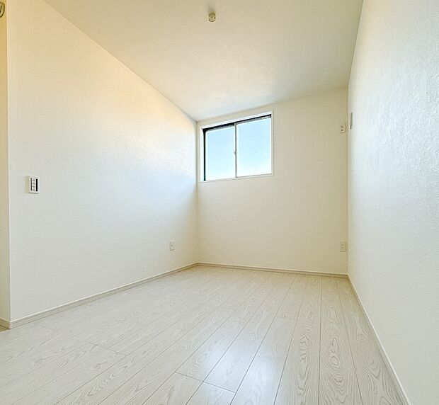 【子供部屋5.2帖】お子様のお部屋にぴったりなクロークを備えたフローリング仕様の洋室です。