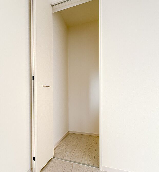 【収納】各所に配置された収納スペースは、洋服や小物はもちろんのこと、掃除機や日用予備品・お子様のおもちゃなど様々な物を収納して頂ける便利なスペースです。