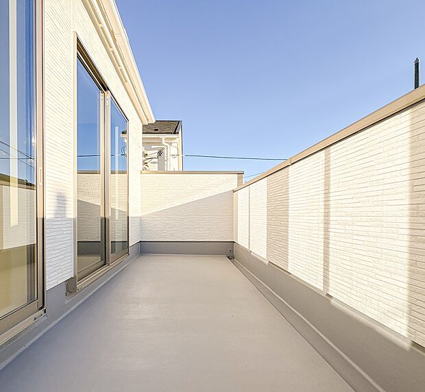 【バルコニー】バルコニーから差し込む陽光・通風は、住環境・快適性と共に有り続ける貴重な「財産」です。