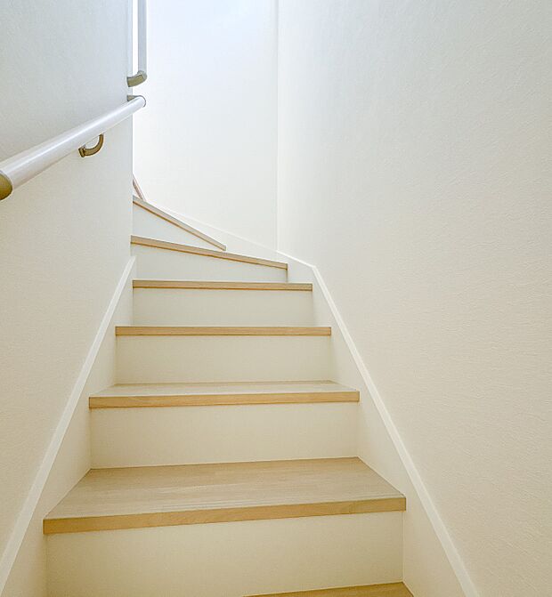 【手すり付階段】手すりがないと階段の昇り降りで危険なことはもちろん、壁に手をつきながら歩くことで壁紙が汚れやすくなります。すべての方に快適に昇り降りしていただくため、手すりを設置しました。