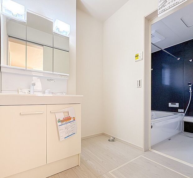 【脱衣場】脱衣所、洗面所は小さなプライベートスペース。歯磨き、洗顔と毎日施す個人空間。換気も設置して、熱気などを開放して、爽やかなスペースになるように設計されています。