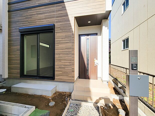 B号棟【玄関】家の顔となる玄関は、高いデザイン性が求められます。高級感と断熱性、防犯性に優れた玄関ドアを標準装備。ピッキング対策のセキュリティサムターン等、防犯に考慮しました。