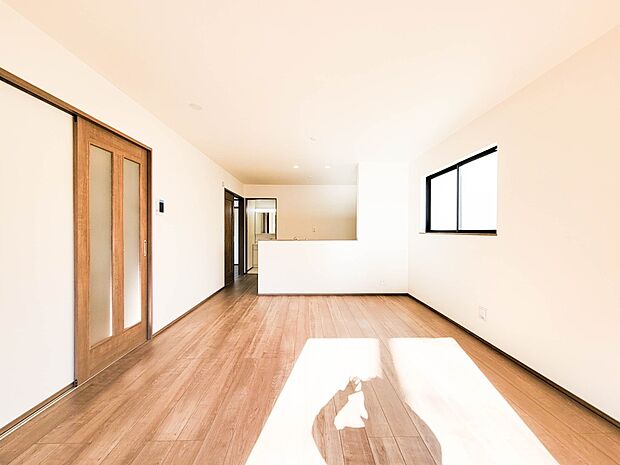 B号棟【リビング】うららかな陽射しがどのお部屋にも降り注ぎますように、快適さを追求した間取設計。得難い立地環境での生活を恵みの豊かな永住の地へと変えてくれます。