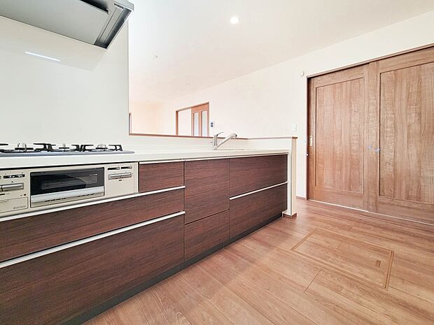 B号棟【カウンターキッチン】リビングにいるお子様と会話をしながら家事ができるカウンターキッチン。いま手があいているか、忙しそうなのか相手の様子を伺いながらコミュニケーションをとる訓練にもなり…