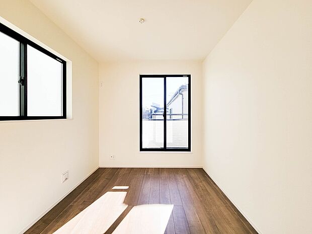 B号棟【子供部屋】自然光の明るい空間でお子様と遊べます。