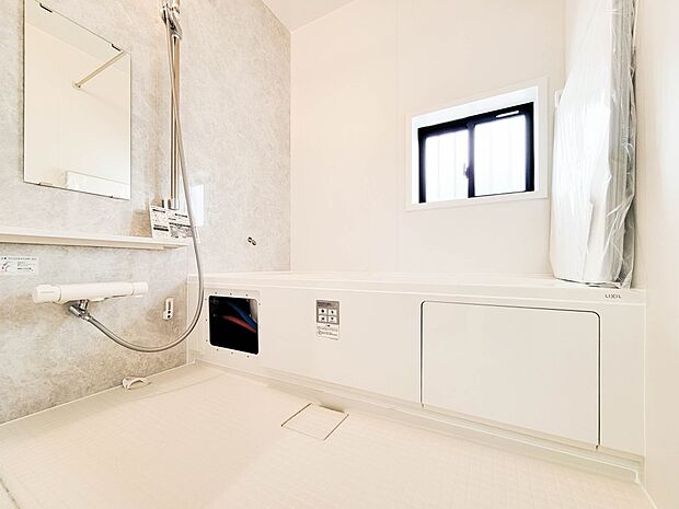 【Bathroom-浴室-】  1日の疲れを癒すバスルームは、心地よいリラックスを叶える清潔感溢れる美しい空間です。心からゆったりと寛いでいただけるよう、ゆとりのスペースを確保してます。