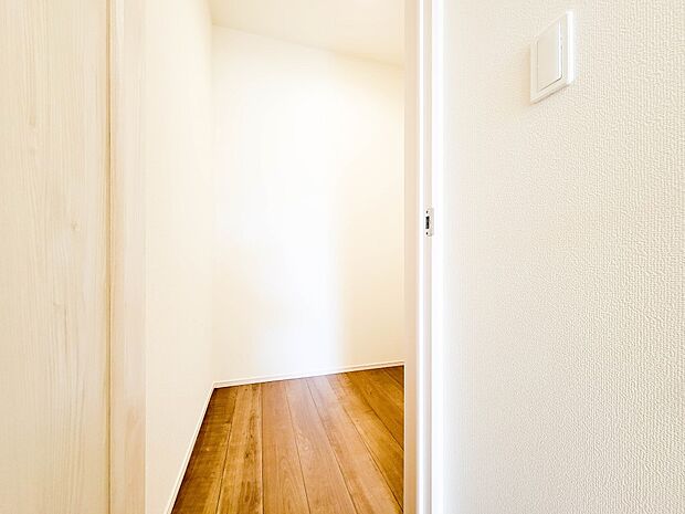 B号棟【ウォークインクローゼット】WICのメリットの1つ目は、1箇所にまとめて収納が出来ること。2つ目は、衣替えが必要ないこと。3つ目は、扉が少なくなり室内がスッキリ見えること。