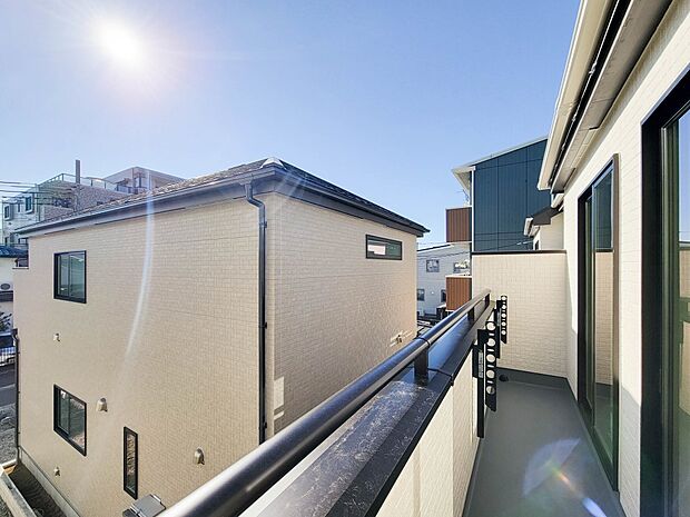 B号棟【バルコニー】朝の澄んだ空気や、夕方に吹く清々しい風を五感で感じられるバルコニー。屋外にあって、住まいの中でも本当の自然を感じられるスペースです。