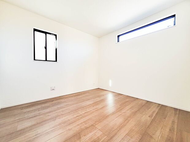 B号棟【洋室】快適に過ごす条件は、一人ひとり違います。だからこそ飾り過ぎないシンプルな内装と偏り過ぎないデザインで統一しました。暮らしの中でオーナー様だけの【マイホーム】に創り上げて下さい。…