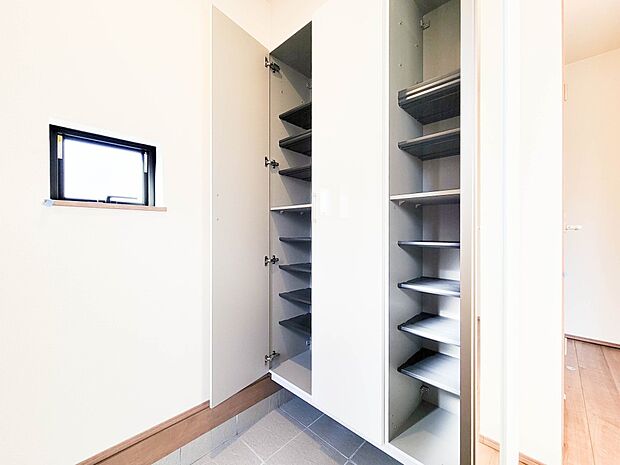 【SIC(シューズインクローク)】 普段はかない靴や傘はもちろん、ベビーカーや三輪車、工具類なども収納できます。濡れた雨具をその場で脱いで乾かせば、玄関も室内も汚れることなくスッキリ。