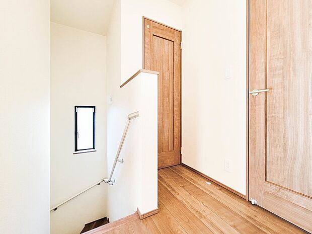 B号棟【手すり付き階段】手すりがないと階段の昇り降りで危険なことはもちろん、壁に手をつきながら歩くことで壁紙が汚れやすくなります。すべての方に快適に昇り降りしていただくため、手すりを設置しま…